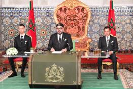 Image du Maroc Professionnelle de  Sa Majesté le Roi Mohammed VI, adresse un discours à la nation à l'occasion du 44ème anniversaire de la Marche Verte au Palais royal de Rabat, le 6 Novembre 2019. Le souverain est accompagné de SAR le Prince Héritier Moulay El Hassan à gauche et du Prince Moulay Rachid à droite. (Photo/ SPPR) via Jalilbounhar.com
 